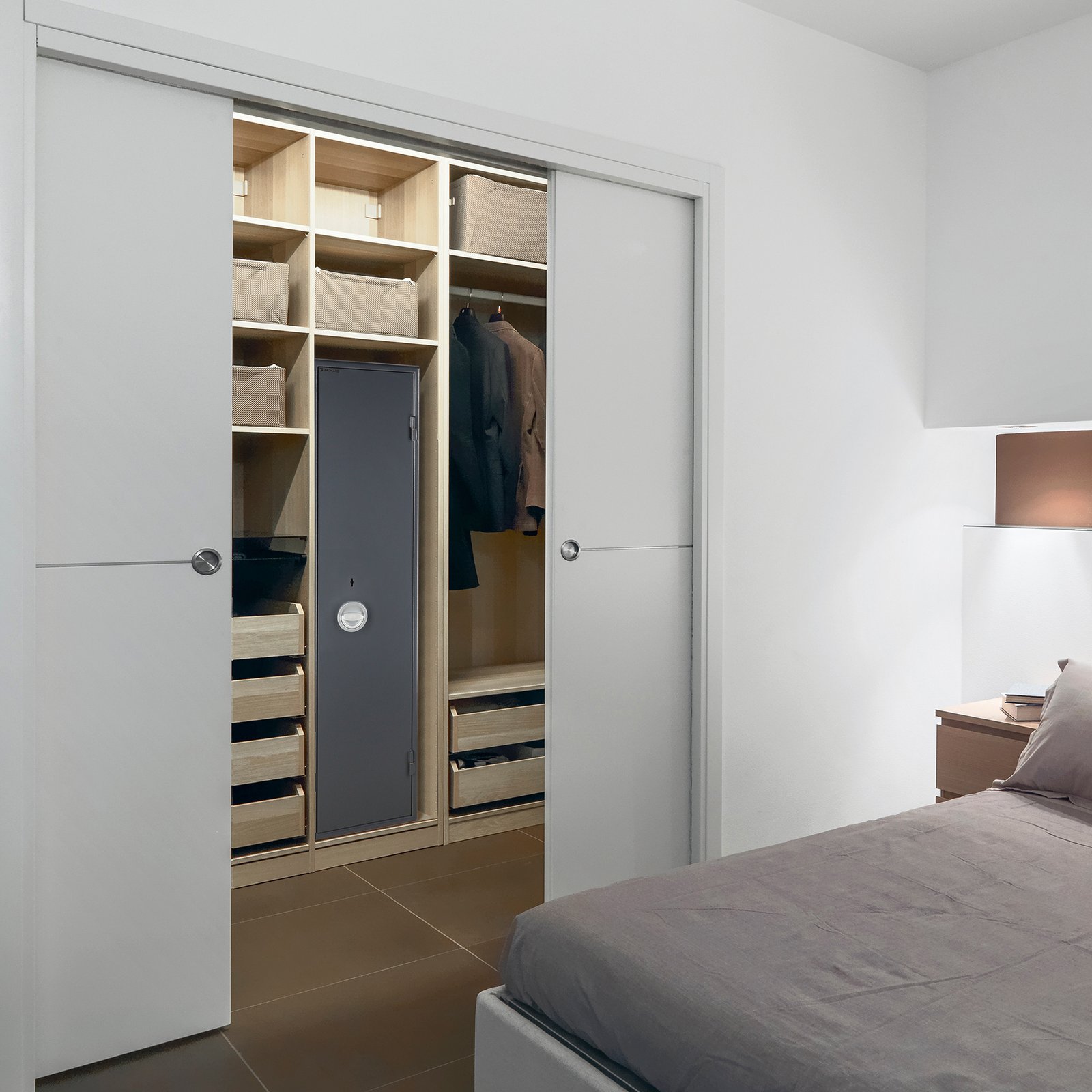 Brihard Hunter Premium 7 K sertifikuotas ginklų seifas (S1 klasė, 7 šautuvai, raktinė spyna)